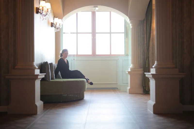 The Room Where Time Stops: How Hotel Lobbies Learned to Pickpocket Your Schedule