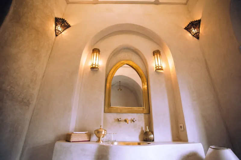 The Hotel Trick That Wired Americans to Stare at Themselves Every Morning